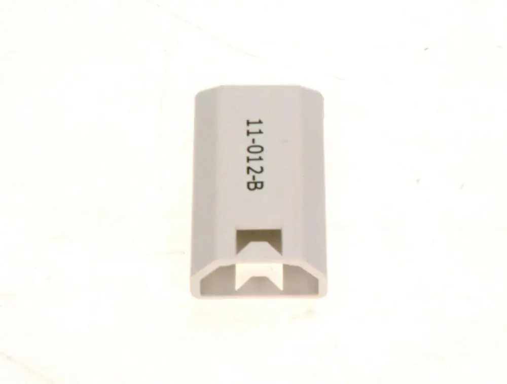 Grauer Kunststoffstecker von Bosch, rechteckige Form mit einer einzigen Aussparung auf der Vorderseite, Teilnummer auf der Seite aufgedruckt.